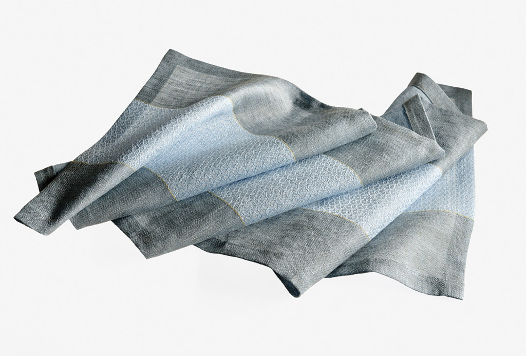 Tischläufer. Leinen, handgewebt über 16 Schäfte, 45 x 150 cm. Foto Heiko Preller