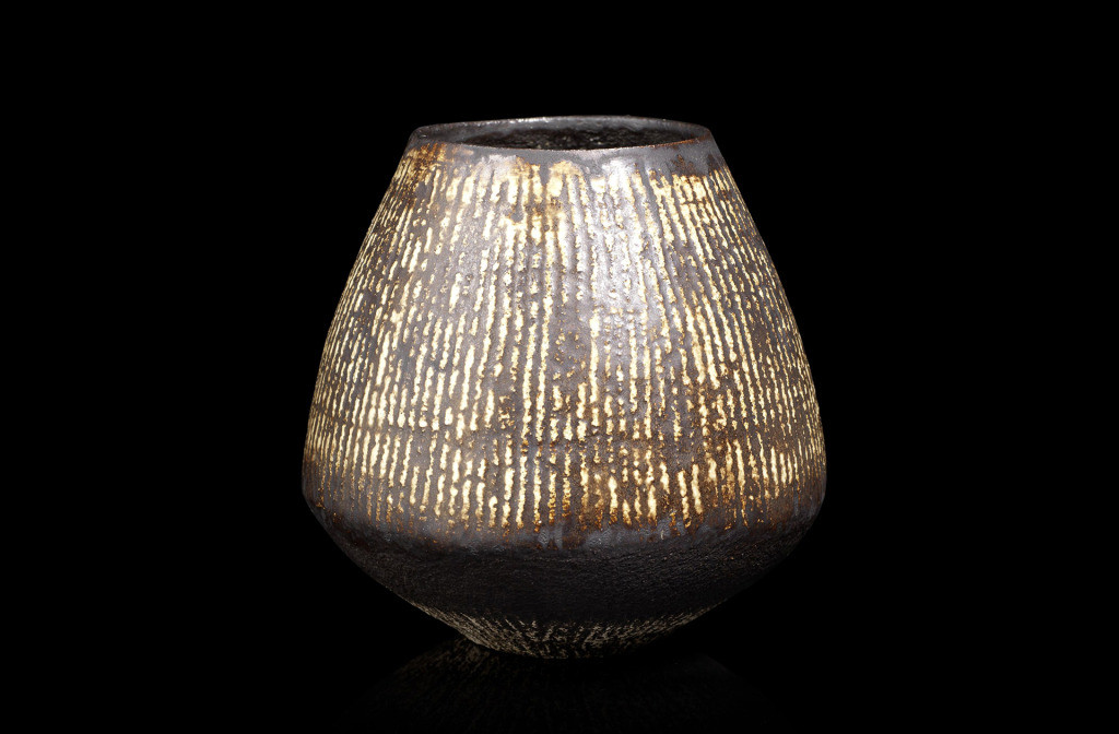 Hans Coper, Frühes Gefäß, Steinzeug, bronzefarbene Glasur, Sgraffito. Zuschlag 4.375 £ bei Bonhams London am 18.06.2014. Photo Bonhams.