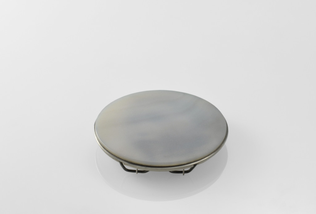 Brosche <em>being transformed</em> in verschiedenen Lichtsituationen. Naturachat, Silber 925, Print