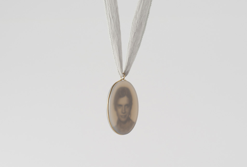 Medaillon in verschiedenen Lichtsituationen (Licht von hinten). Naturachat, Gold 750, Print