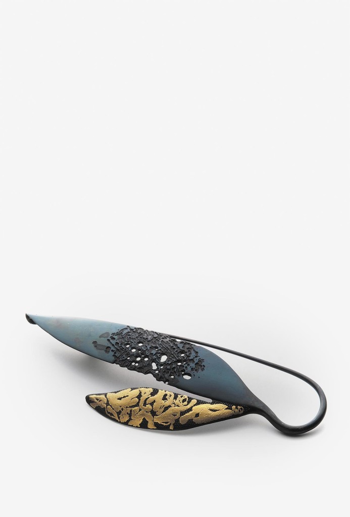 Nadel <em>Goldener Herbst</em>. Eisen, Feingold, geschmiedet, geätzt, tauschiert, 16 cm, Photo Rolf Manz Weinstadt