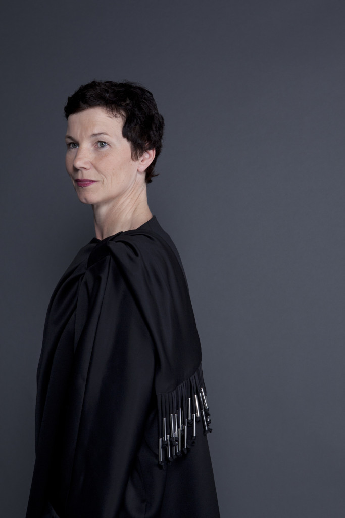 <em>Two Ways</em> cape. Wearable on both sides, black, with metal rods, silk, wool satin. 449 €. Photo Miriam Künzli