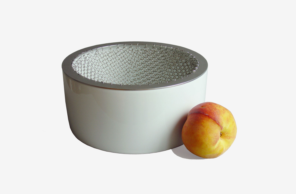 Schale <em>dishi</em>. Edelstahlsieb, Porzellan glasiert, Edelstahlmesh