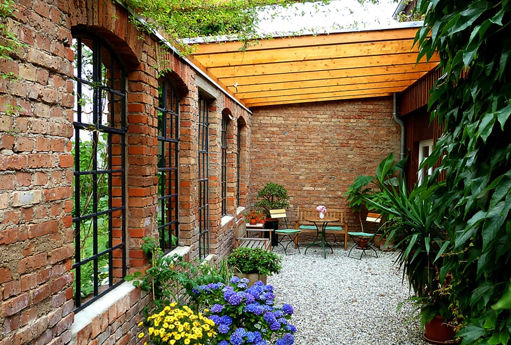 Natur und Metallkunst im Dialog. Das reizvolle Atelier mit teils überdachtem Hof.