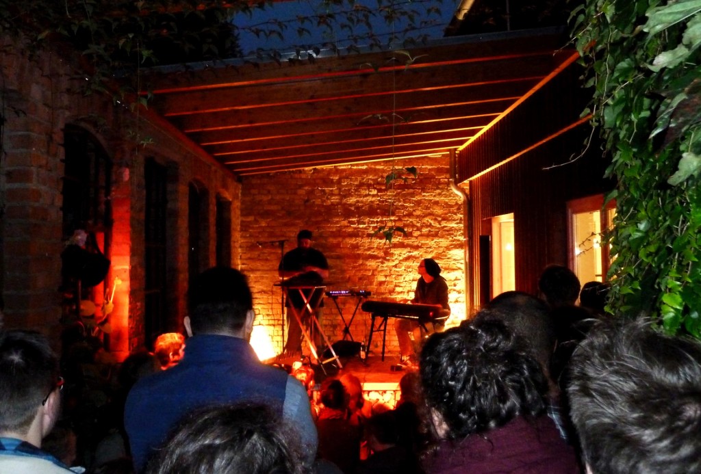Neben künstlerischem Handwerk gibt es auch Musik und Vorlesungen im Atelier von Kathrin Sättele.