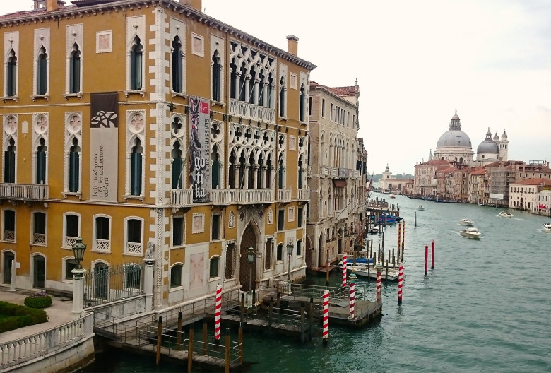 Im Palazzo Franchetti findet die Ausstellung <em>Glasstress Gotika 2015</em> statt.