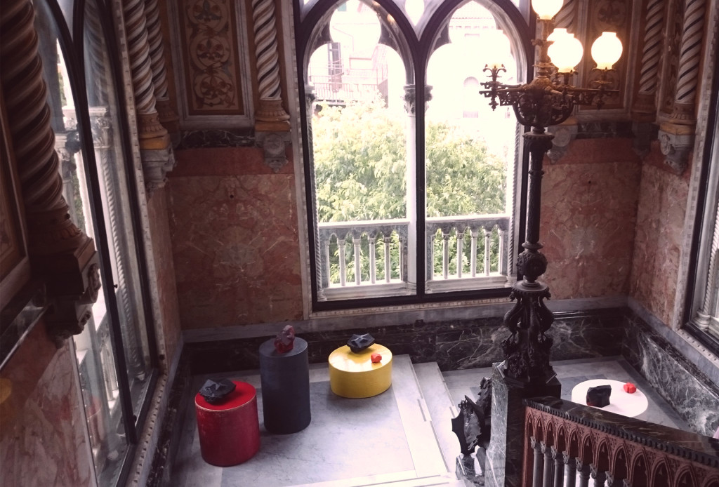 Arbeiten von Johan Creten, Belgien, im prächtigen Treppenhaus des Palazzo Franchetti