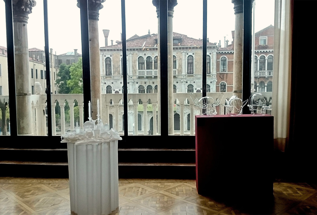 Hans po de Beeck, Belgien, <em>The Frozen Vanitas</em>, rechts Adel Abidin, Irak, <em>The Reward</em>