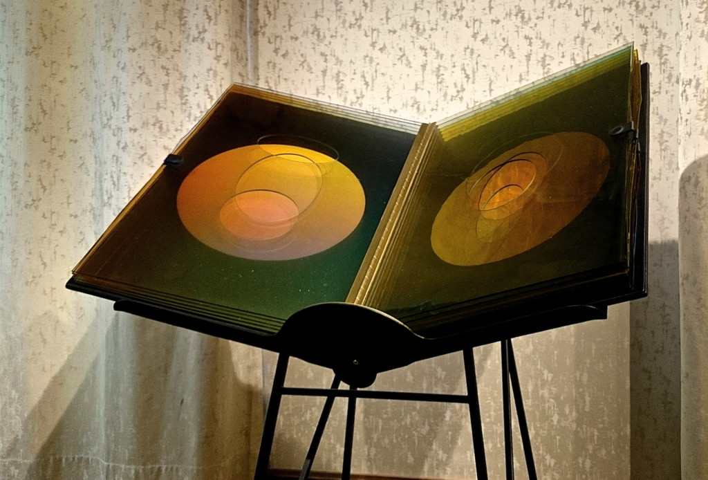 Olafur Eliasson, Dänemark, <em>A View Becomes a Window</em>, 2013