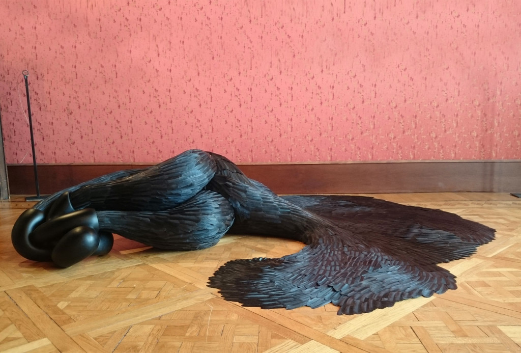 Kate Mccqwire, London, <em>Maelstrom</em>, 2015. Rabenfedern und Glas