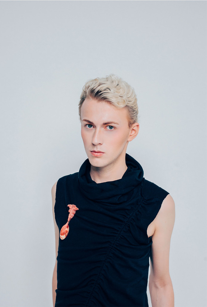 Joosep mit Brosche <em>METANOIA II</em> von Darja Popolitova. Stabilisiertes Holz, Silber, Stahl, <br> 12 x 4 x 3 cm