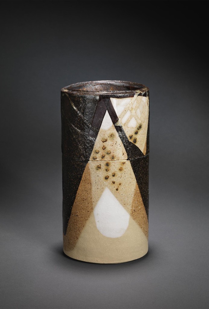 Hohe offene Form auf ovalem Grund