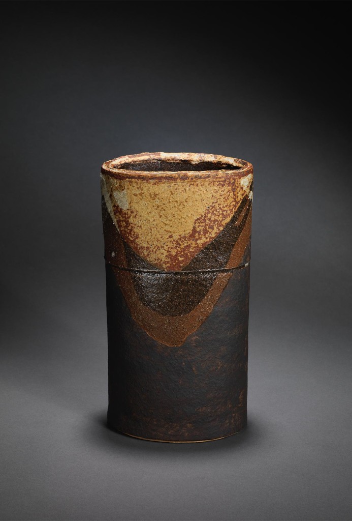 Hohe offene Form auf ovalem Grund