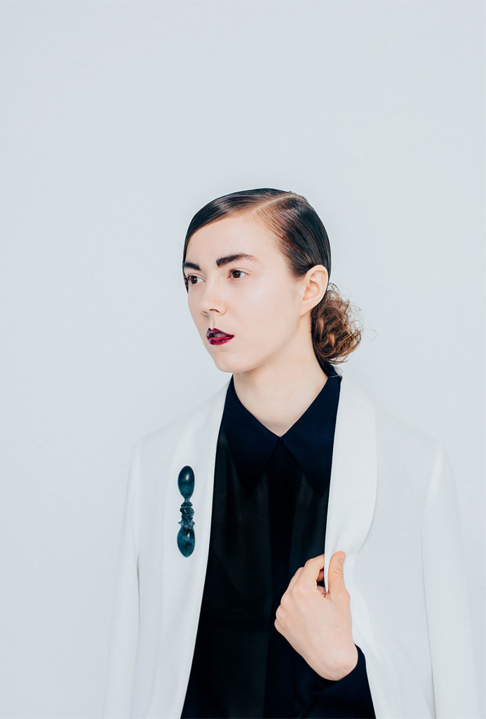 Paula mit Brosche <em>METANOIA III</em> von Darja Popolitova. Stabilisiertes Holz, Silber, Stahl, <br> 12 x 3 x 2 cm