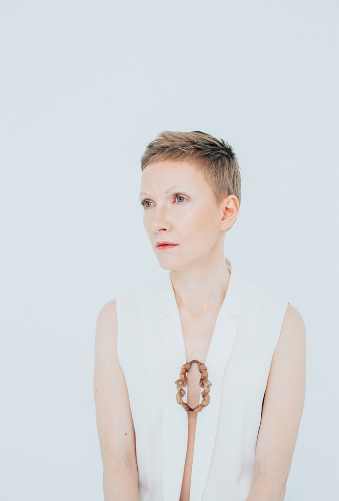 Tanya mit Brosche <em>METANOIA I</em> von Darja Popolitova. Stabilisiertes Holz, Silber, Stahl, 9 x 7 x 3 cm