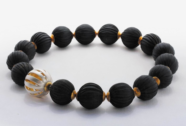 Annelore Baukus, Collier. Feingold, Silber, Ebenholz