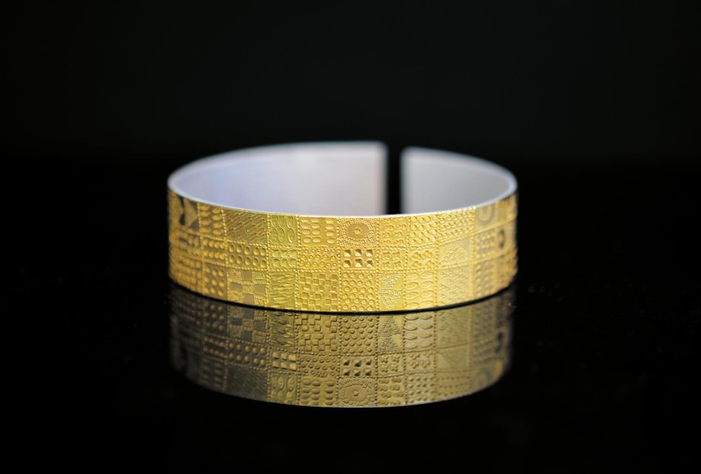 Doris Reimann, Armreif. Goldbeschichtetes Silberblech, punziert