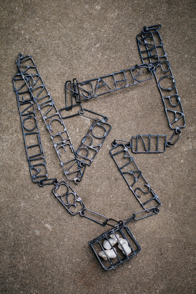 Halskette <em>Schieflage, Kaninchenmast</em>