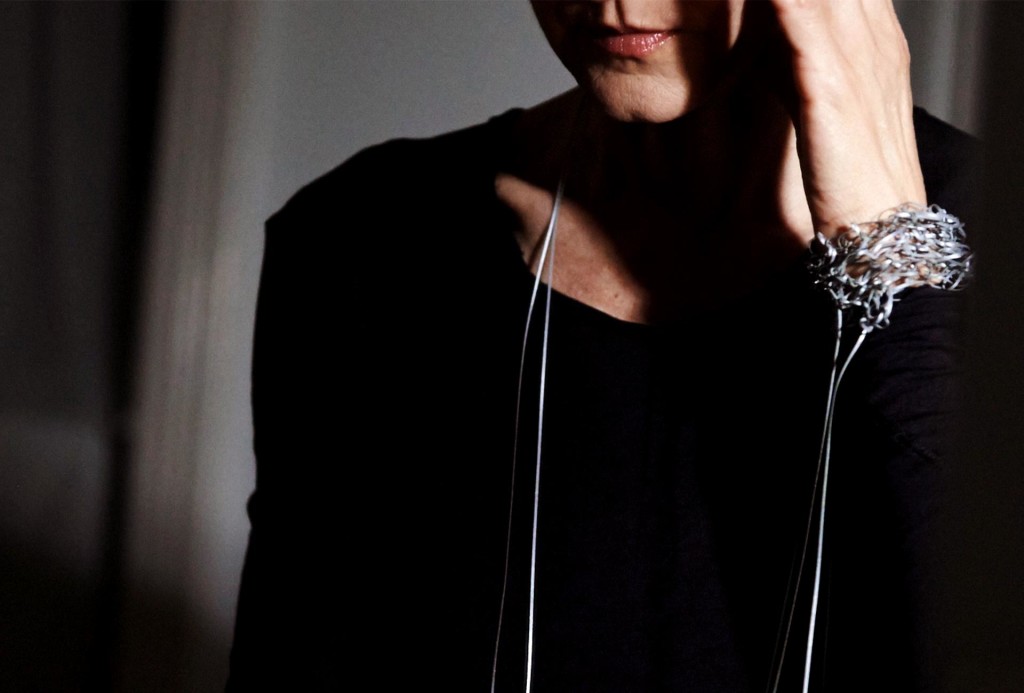 <em>Thin Cuffs</em>. Laminiertes, reflektierendes Material, D 0,1 cm. Foto Aleksandra Pawloff