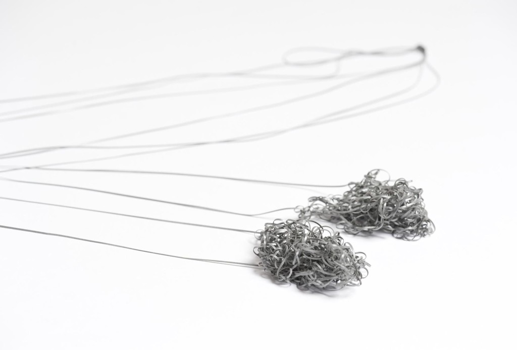 <em>Thin Cuffs</em>. Laminiertes, reflektierendes Material, gehäkelt, D 0,1 cm. Foto Hanna Pribitzer