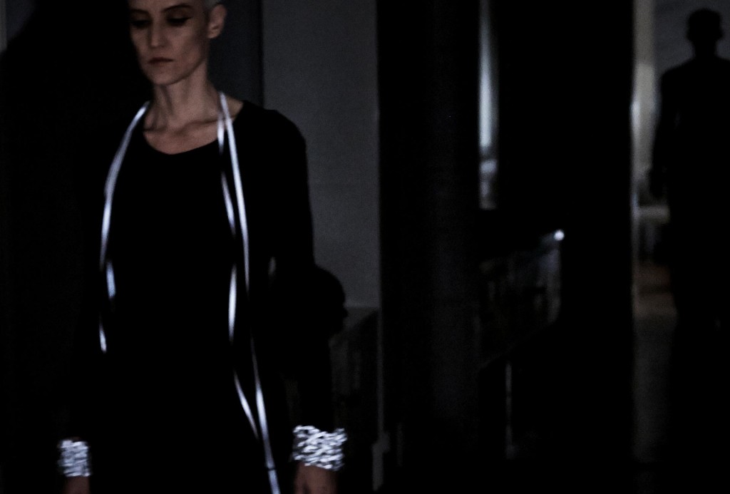 <em>Thick Cuffs</em>. Laminiertes, reflektierendes Material, gehäkelt, D 0,6 cm. Foto Aleksandra Pawloff