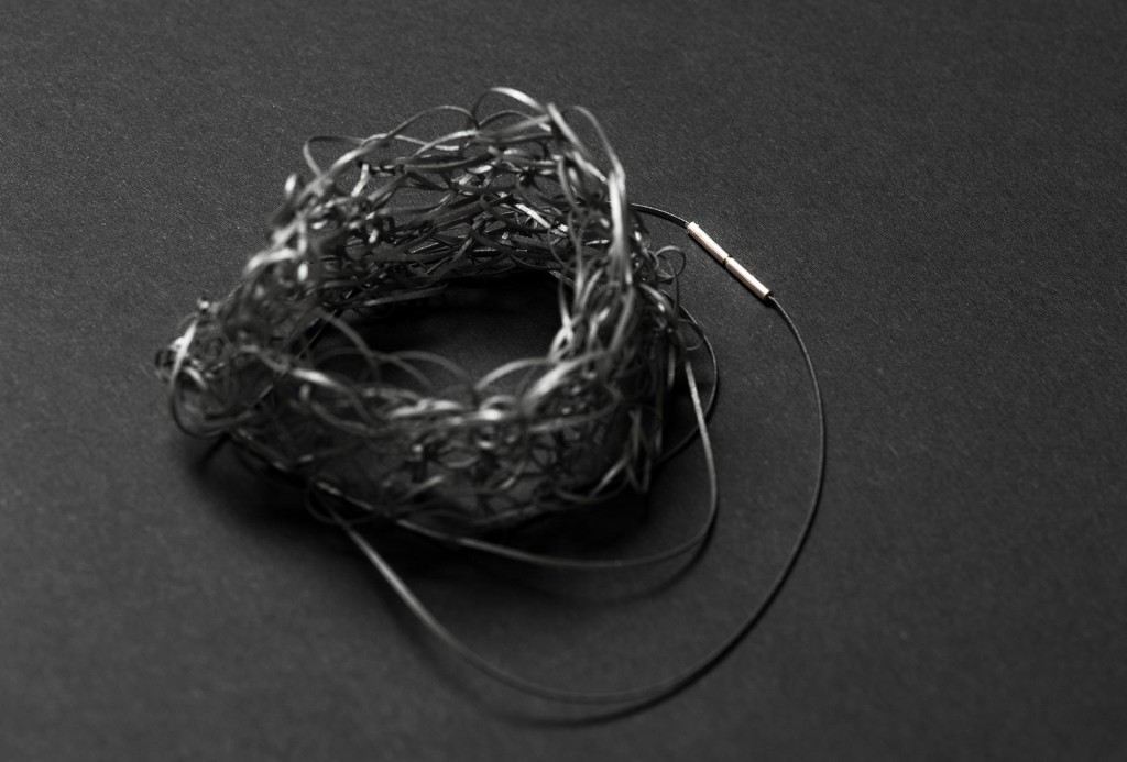 <em>Single Cuff</em>. Laminiertes, reflektierendes Material, gehäkelt, D 0,8 mm. Foto Hanna Pribitzer