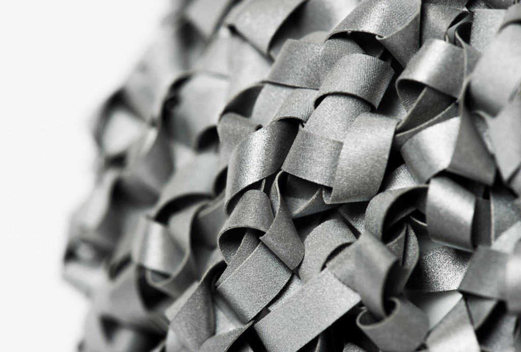 <em>Cap</em>. Laminiertes, reflektierendes Material, gehäkelt, D 0,6 cm. Foto Hanna Pribitzer