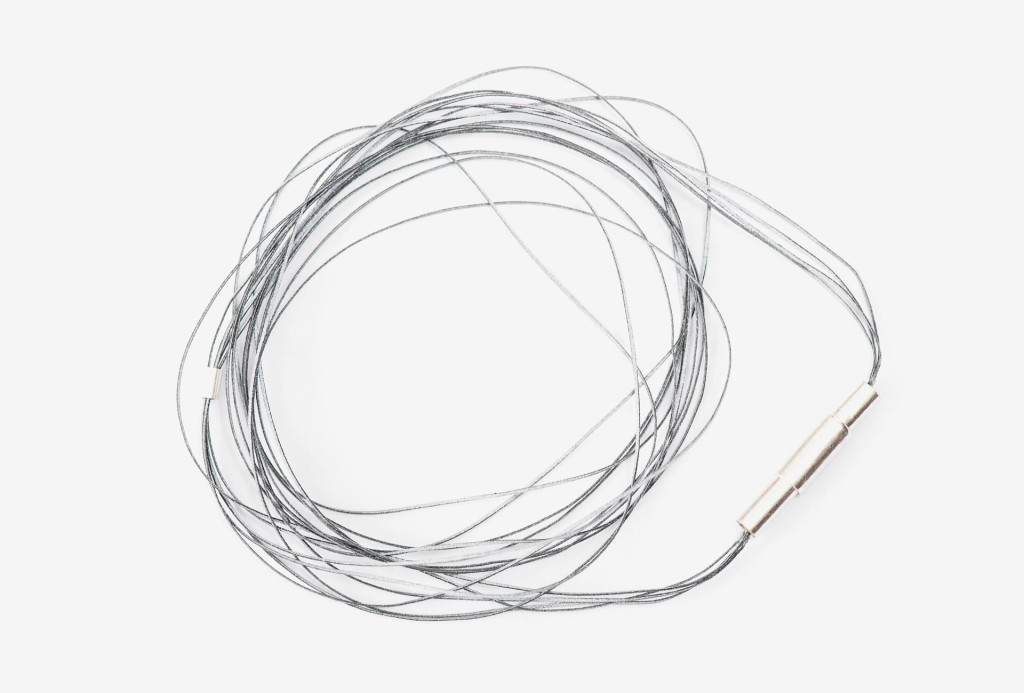 Armreif <em>Cylinder Magnet</em>. Laminiertes, reflektierendes Material, D 0,35 mm. Foto Hanna Pribitzer