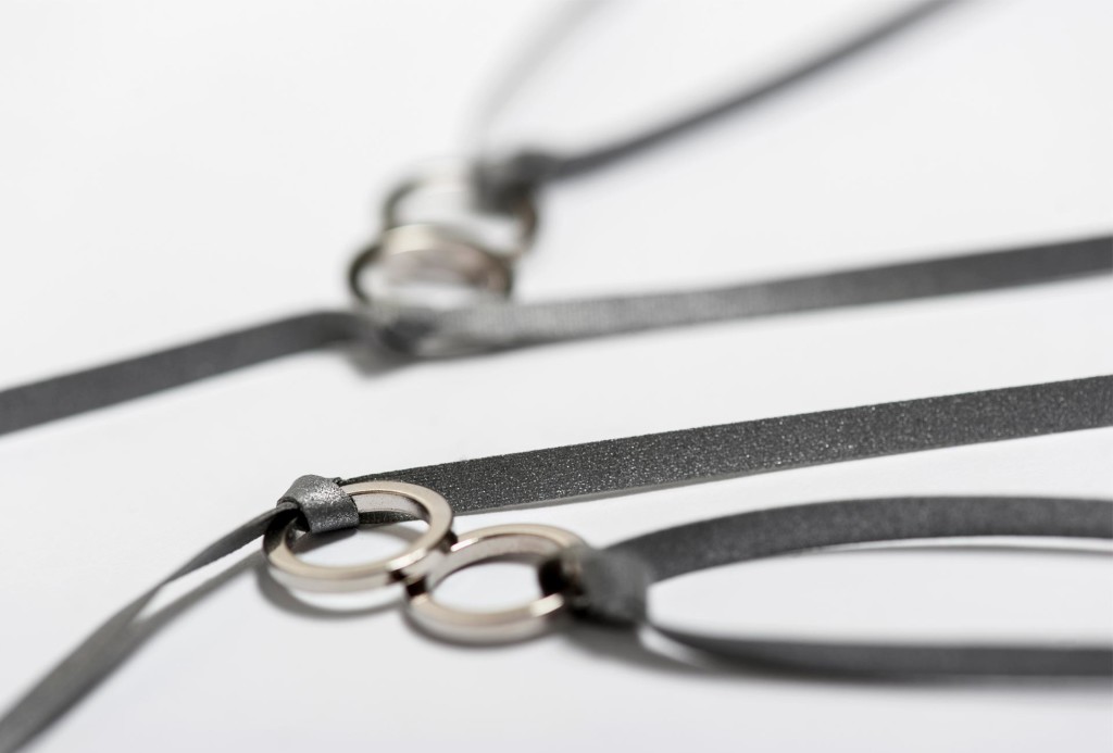 Armreife <em>Long Connected Bracelets</em>. Laminiertes, reflektierendes Material, versilberte Magnetringe, D 0,6 cm. Foto Hanna Pribitzer