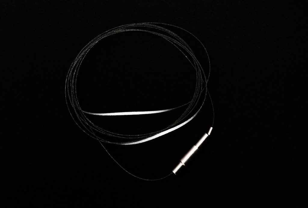 Armreif <em>Cylinder Magnet</em>. Laminiertes, reflektierendes Material, Zylinder-Magnet-Verschluss, D 0,1 cm. Foto Hanna Pribitzer