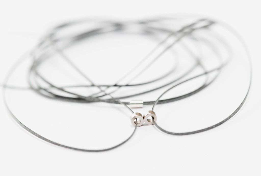 Armreif <em>Two Loop</em>. Laminiertes, reflektierendes Material, versilberte Magneten, D 0.8 mm. Foto Hanna Pribitzer