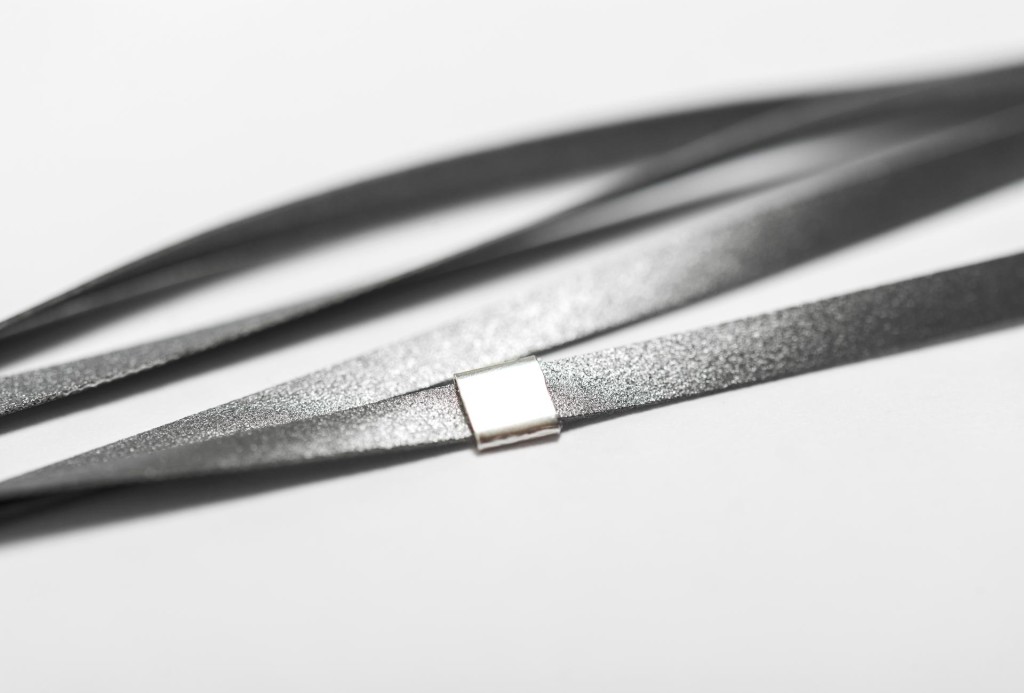 <em>Thick Loop</em>. Laminiertes, reflektierendes Material, Silber, D 0,3 cm. Foto Hanna Pribitzer