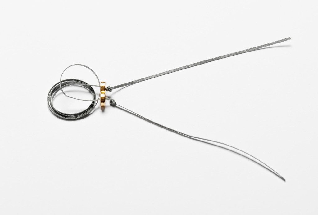 <em>Ring</em>. Laminiertes, reflektierendes Material, vergoldete Magneten, D 0,1 cm. Foto Hanna Pribitzer