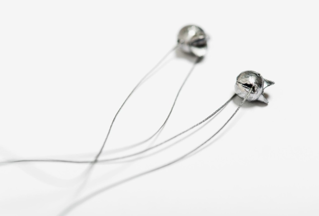 Halskette <em>Lead Fishing</em>. Laminiertes, reflektierendes Material, klar lackiertes Blei, D 0,35 mm. Foto Hanna Pribitzer