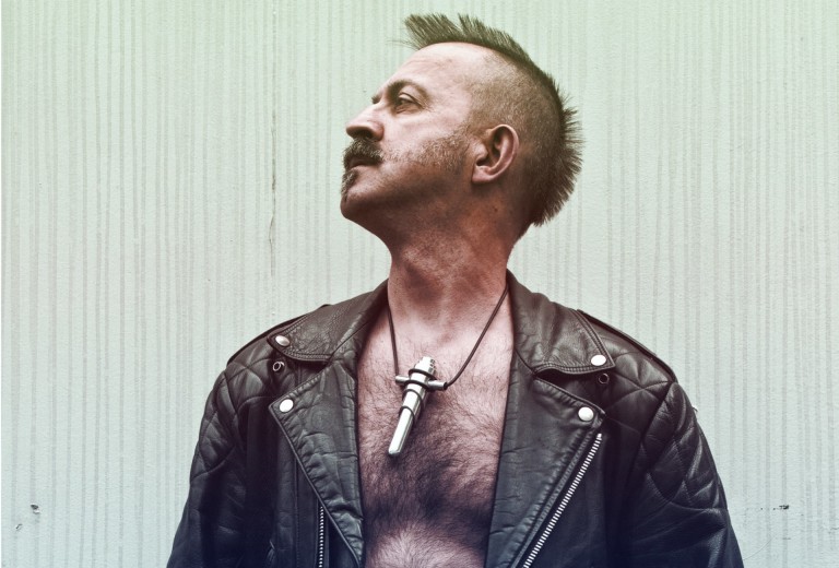 Paul Derrez mit seinem <em>Dick hanger</em> aus Aluminium und Gummi