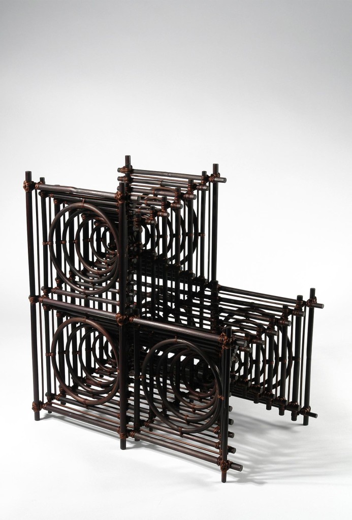 Tanabe Chikuunsai III, Skulptur <em>mirai e no kibô– Hoffnung für die Zukunft</em>. Alte Bambuspfeile, 41 x 40,5 x 26 cm. Aussteller André Kirbach Düsseldorf