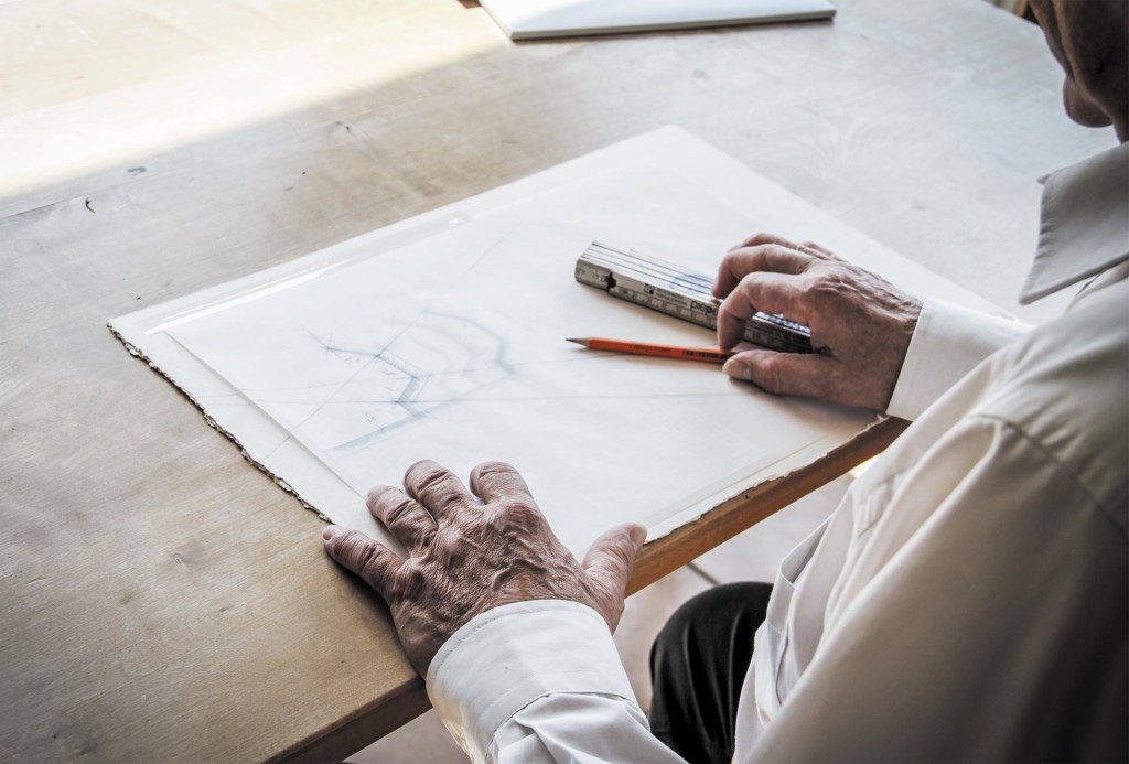 Der Künstler Christoph Lungwitz am Zeichentisch. Photo Judith Büthe