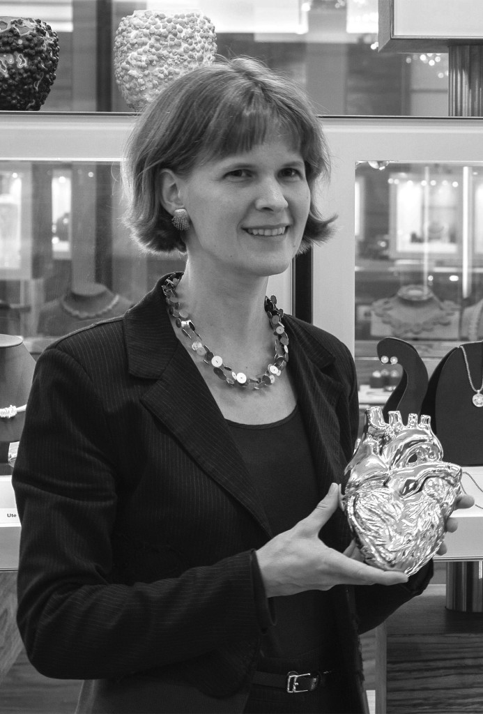 Stefanie Walkenhorst mit Porzellanherz von Renate Hattinger, Halsschmuck von Uta Knoop