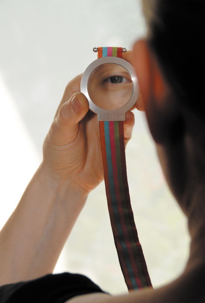 Ina Gumpert, Brosche, 2015. Silber, Spiegelglas, Textil