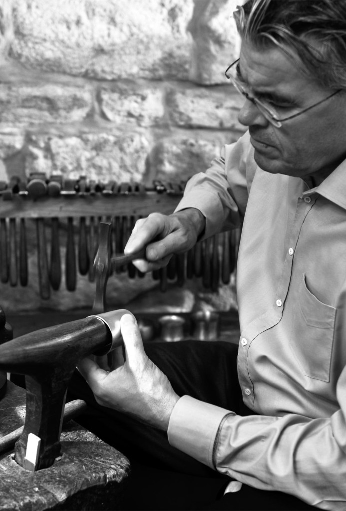 Lothar Kuhn, Esslingen, Inhaber Kuhnstücke, beim Schmiedeprozess