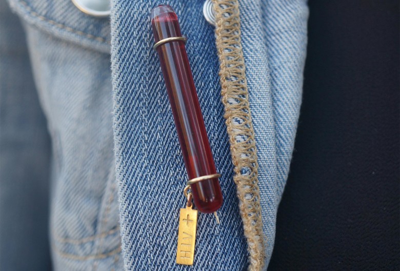 Serena Holm, Brosche <em>HIV</em>