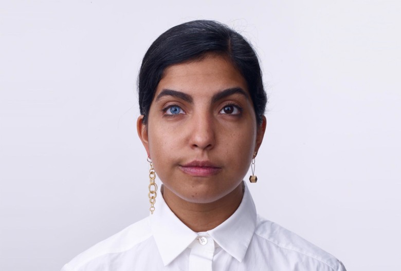 Maria Ines, Verlegerin, trägt Ohrschmuck von Tanja Friedrichs (links) und Oliver Schmid (rechts). Hemd von Max Mara. Photo Laurens Grigoleit