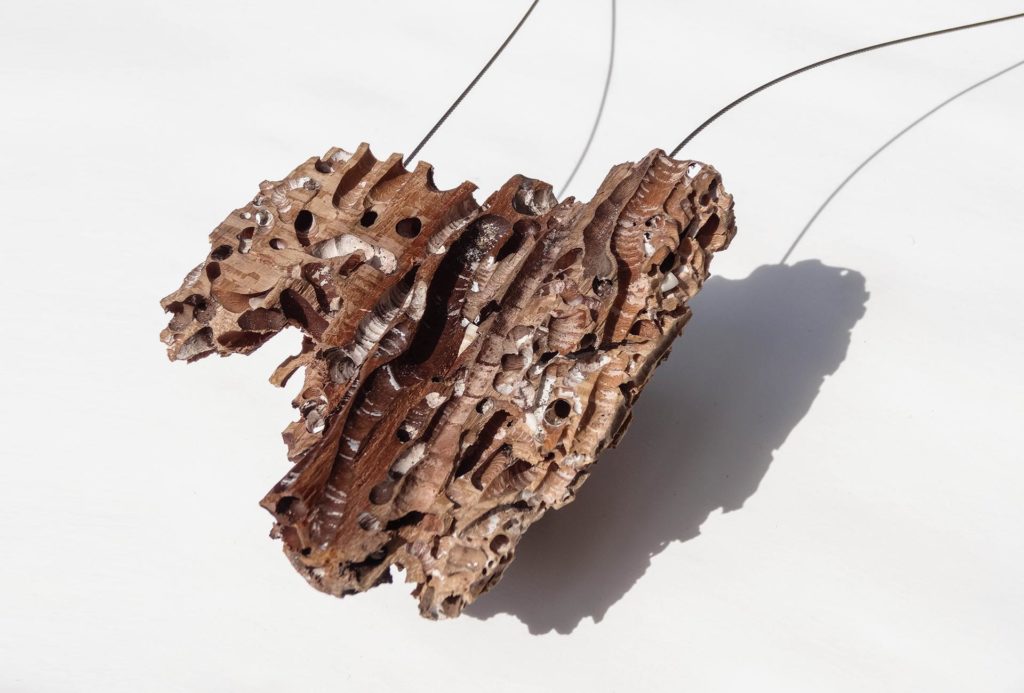 Pendant <em>Homs</em>, 2016.
Antique teak, silver, steel.