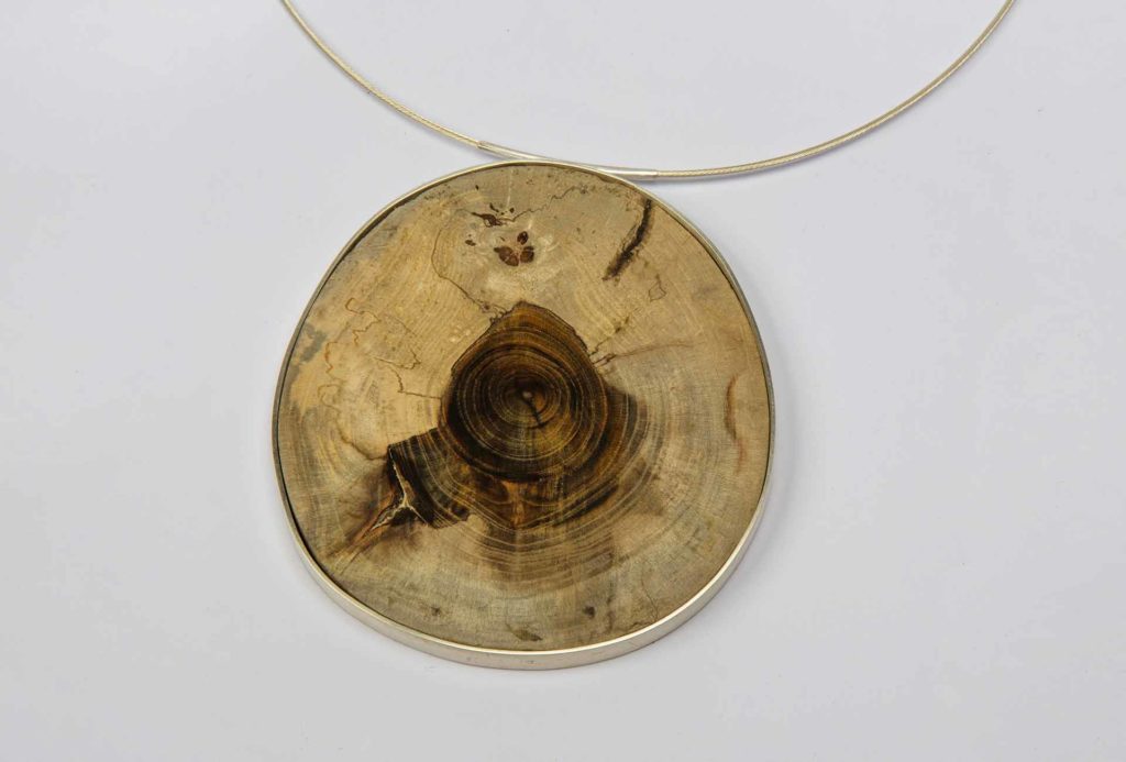 <em>Inner Landscape</em> collier, 2017. Silver, cypress wood. Photo Siebrand Rehberg.