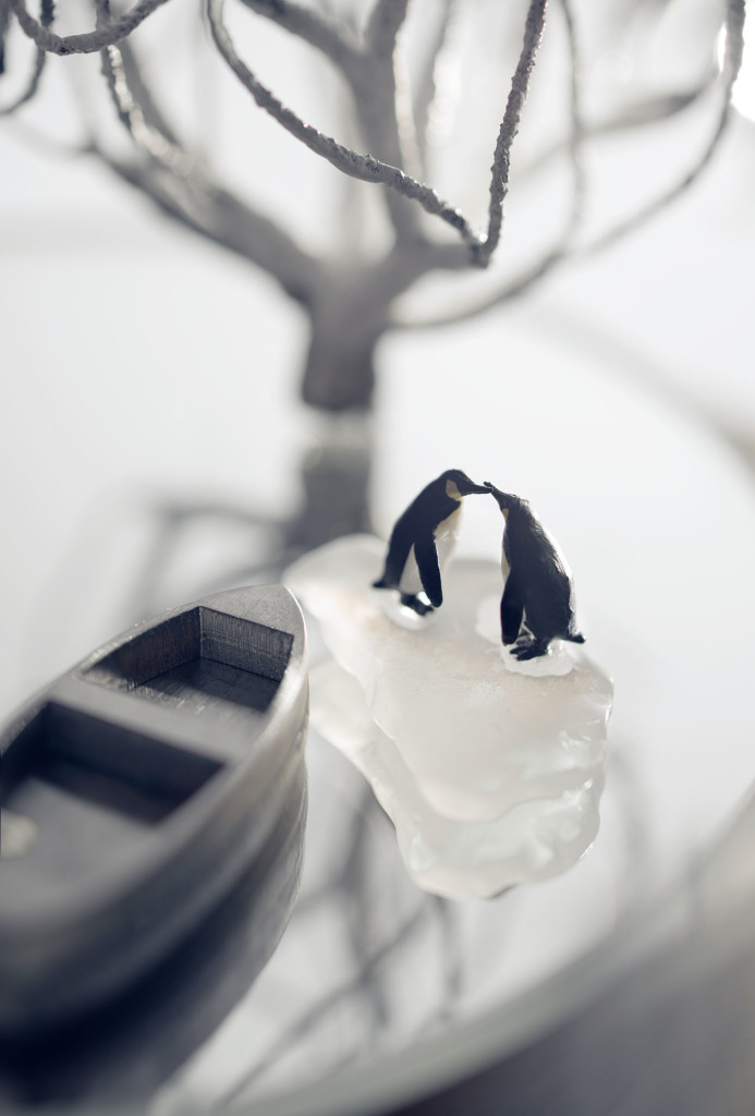 Objekt <em>Ankunft</em>. Glas, Spiegel, Edelstahl, Draht, Weißglassteine, Miniaturfiguren. H 18 cm x ø 23 cm
