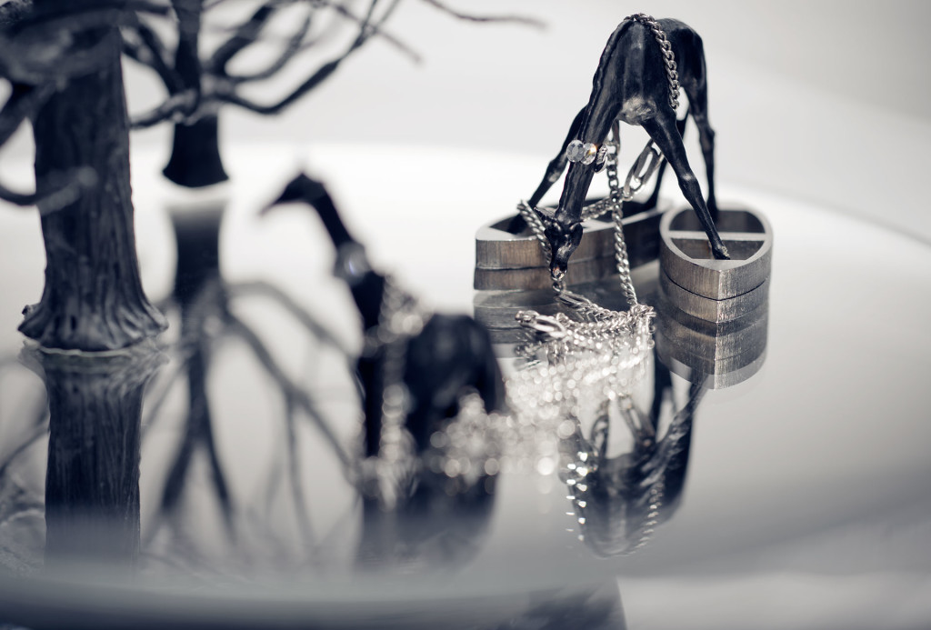 Objekt <em>Expedition</em>. Glas, Silberkette, Edelstahl, Draht, Miniaturfiguren. H 42 cm x ø 36 cm. Detail