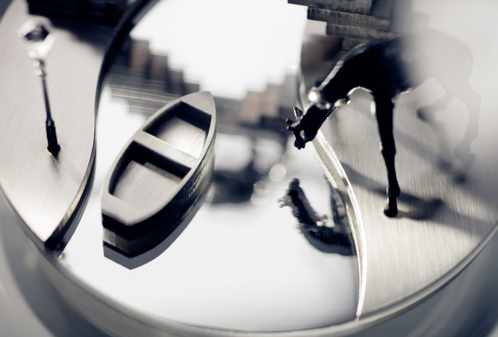 Objekt <em>Neuland</em>. Glas, Edelstahl, Spiegel, Draht, facettierte Kristallglassteine, Miniaturlaterne, Miniaturfiguren. H 18 cm x ø 23 cm. Detail
