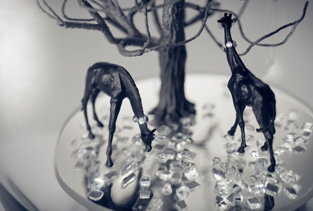 Objekt <em>Sinnesrausch</em>. Glas, Spiegel, Draht, Spiegelsteinchen, Edelstahl, facettierte Kristallglassteine, Miniaturfiguren. H 26 cm ø 20 cm. Detail
