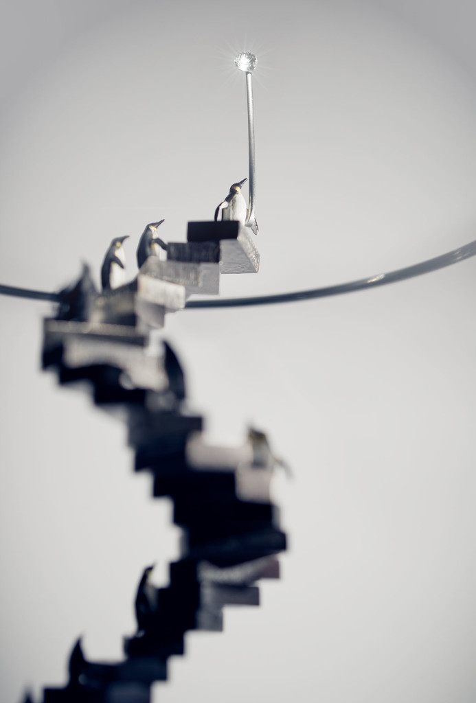 Objekt <em>Sternwanderer</em>. Glas, Edelstahl, Spiegel, facettierter Kristallglasstein, Metallstab, Miniaturfiguren. H 19 cm x ø 23 cm. Detail
