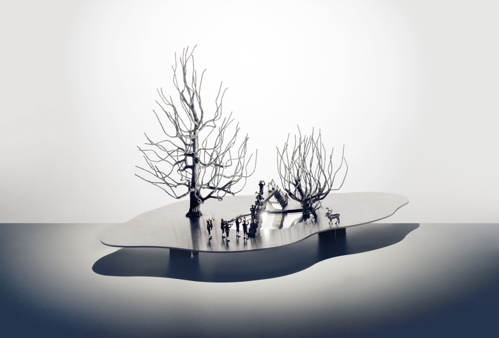 Objekt <em>Begegnung</em>. Edelstahl, Spiegel, Draht, Miniaturfiguren. H 24 cm x L 39,5 cm x B 18,5 cm